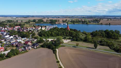 kleines idyllisches fischerdorf auf der insel