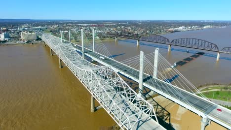 4k aéreo louisville kentucky trânsito cidade rio ponte viaduto círculo