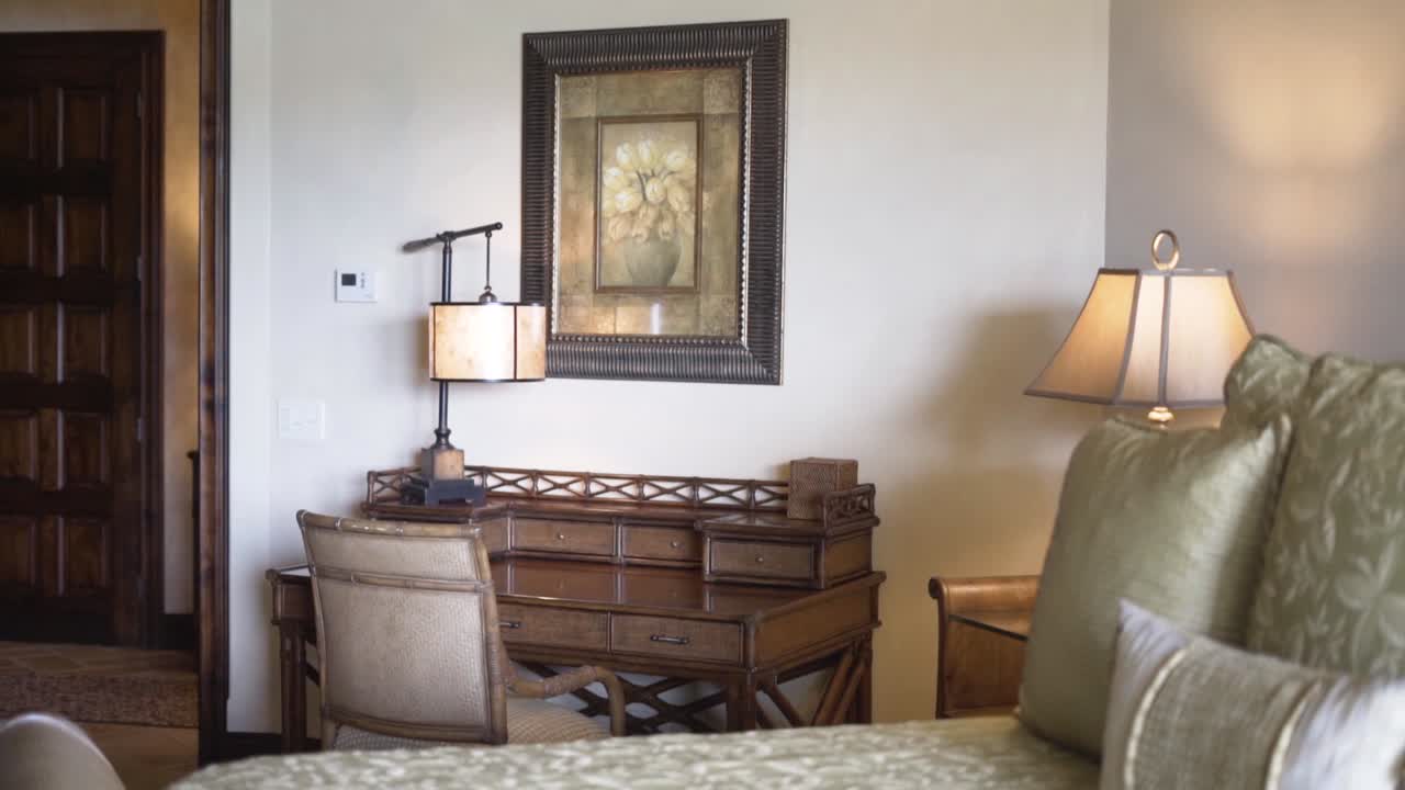 habitación con cama y escritorio al lado de la pintura