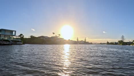 viaje en barco panorámico a través de los canales de la costa de oro