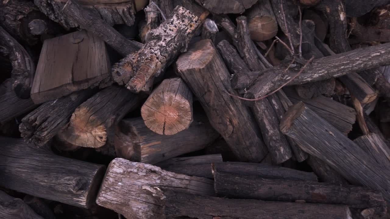 天然カット丸太を積み上げた壁の山