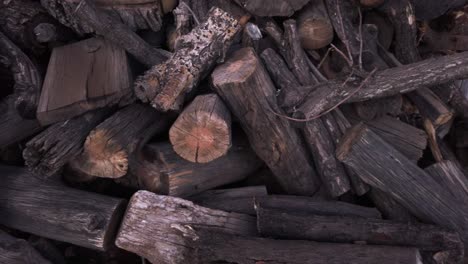 Wall-pile-of-stacked-natural-cut-wood-logs