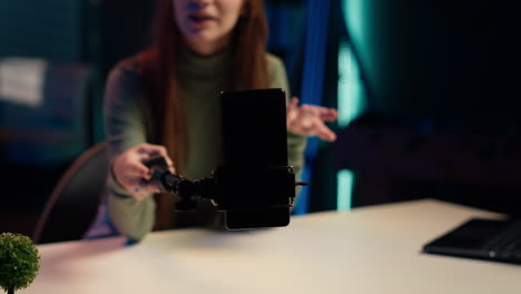 cerca del teléfono en el palo de selfie utilizado por la chica en el apartamento para vlog