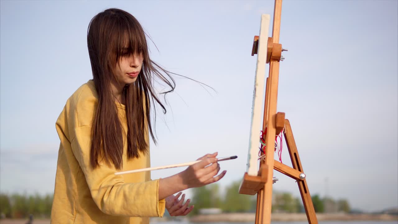 야외에서 그림을 그리는 여자