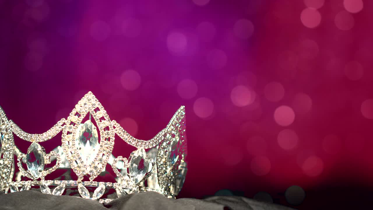 다이아몬드 왕관 경연 대회 배경