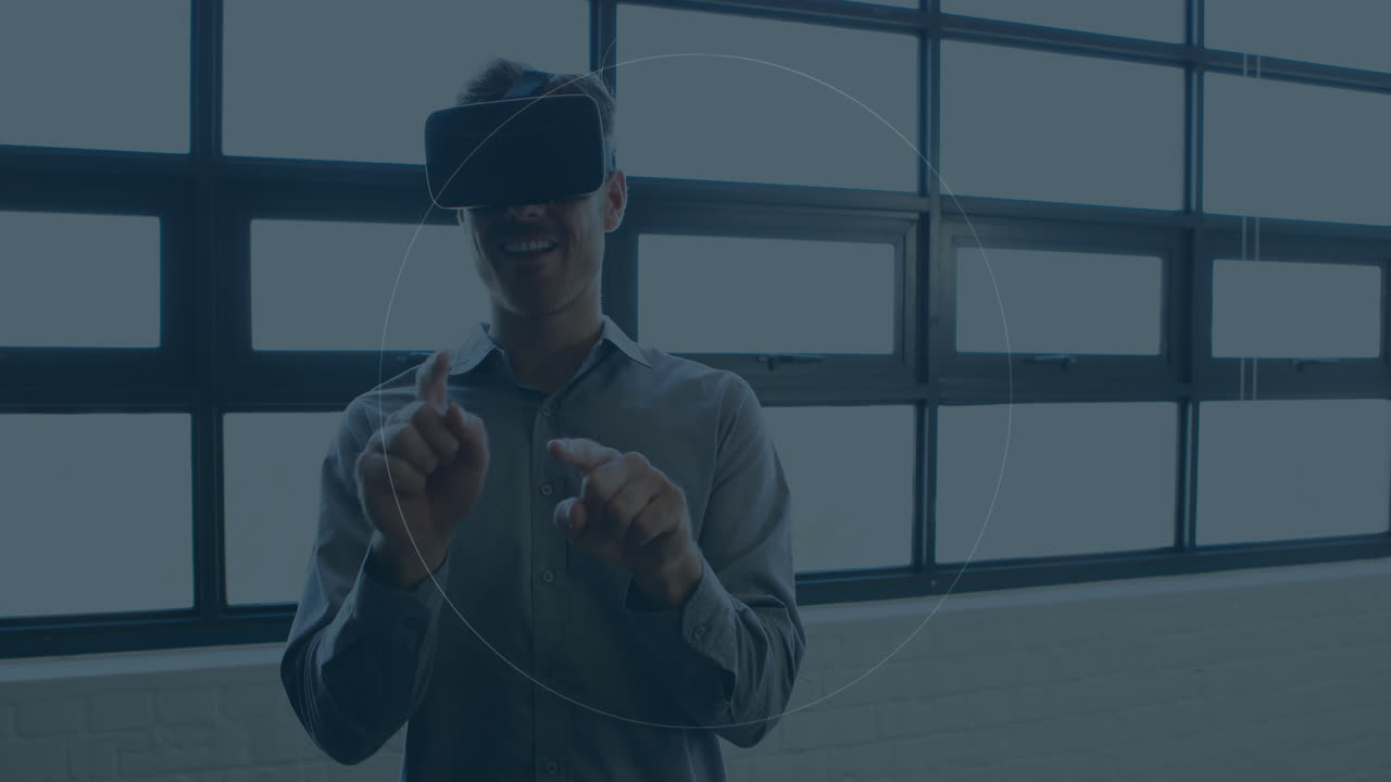 Animazione di elementi di scansione sopra un uomo d'affari che indossa un visore VR