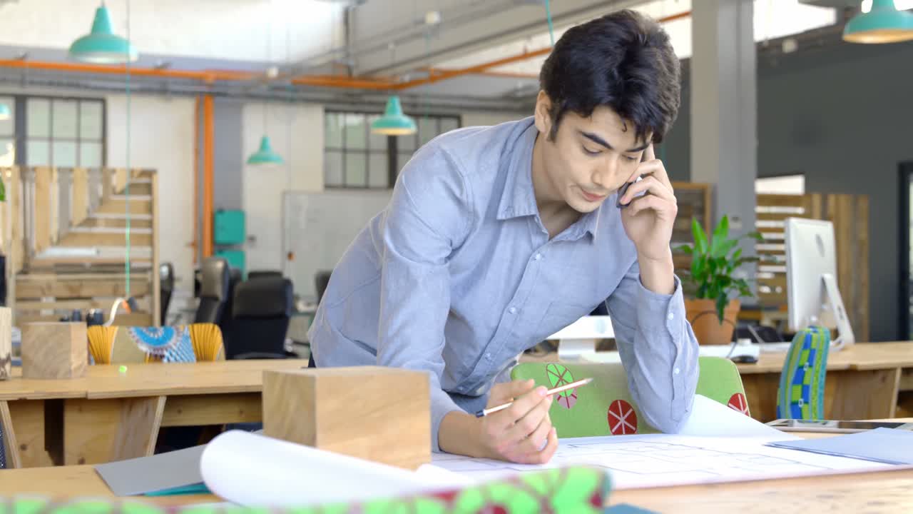 Eksekutif berbicara di ponsel di kantor 4K