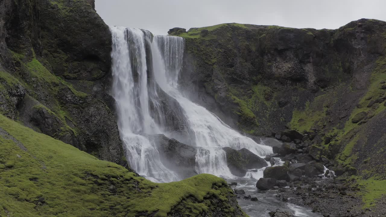 pintoresco paisaje de la cascada fagrifoss que fluye por el río islandés en el sureste de islandia