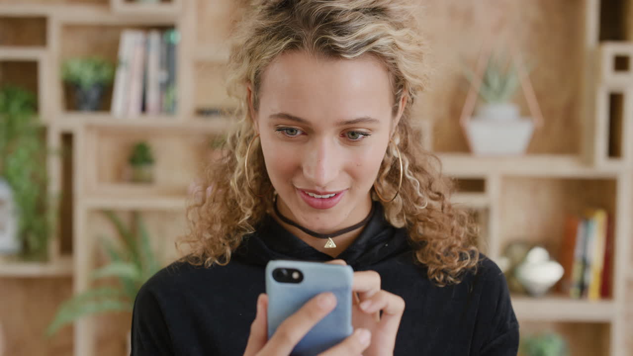 ritratto di una giovane donna bionda che usa uno smartphone una bella ragazza che invia messaggi di testo navigando online sui social media godendosi la comunicazione mobile