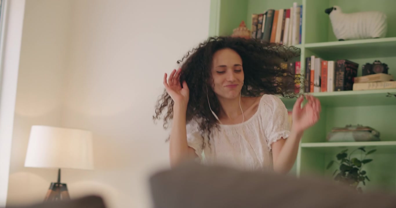 Plano medio de mujer bailando y cantando