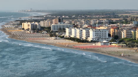 Zeitlupe-Eines-Sandstrandes-Mit-Sonnenschirmen,-Typische-Adriaküste,-Zeitlupenaufnahme