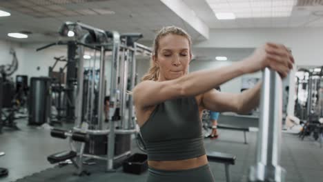 mujer caucásica que hace ejercicio con barra en el gimnasio.