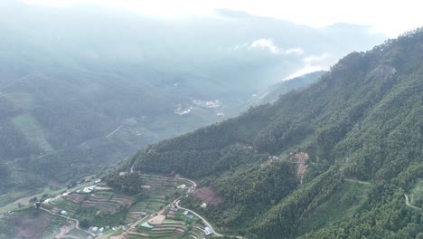 Niebla-Brumosa-Vista-Superior-De-La-Montaña-Y-El-Pueblo-Vista-Aérea-De-Vattavada-Munnar-Hill-Station-View