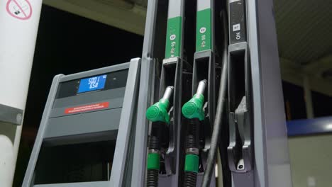 La-Persona-Coge-El-Asa-De-Combustible-Para-Comenzar-A-Repostar-El-Depósito-Del-Coche-En-Una-Gasolinera