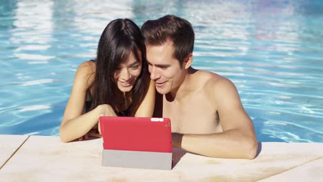 Couple-communicates-with-friends-on-digital-device