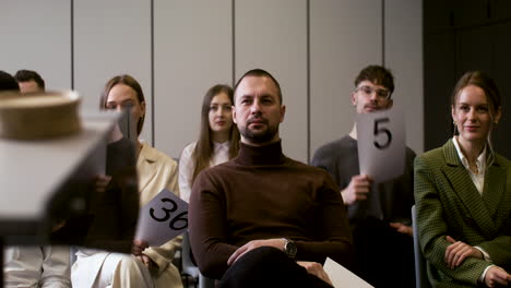 osób biorących udział w sesji aukcyjnej