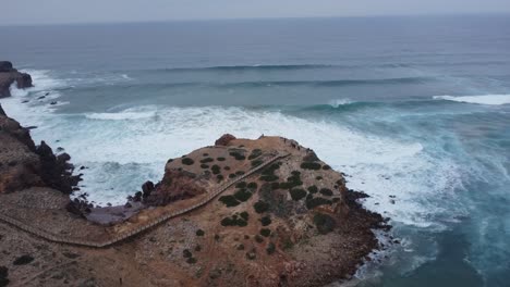 Toma-De-Drones-De-La-Impresionante-Belleza-De-Carapateira-En-Algarve,-Portugal.