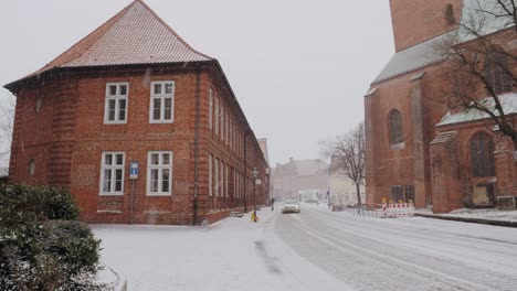 Toma-En-Cámara-Lenta-De-Una-Tormenta-De-Nieve-En-Lüneburg,-Norte-De-Alemania