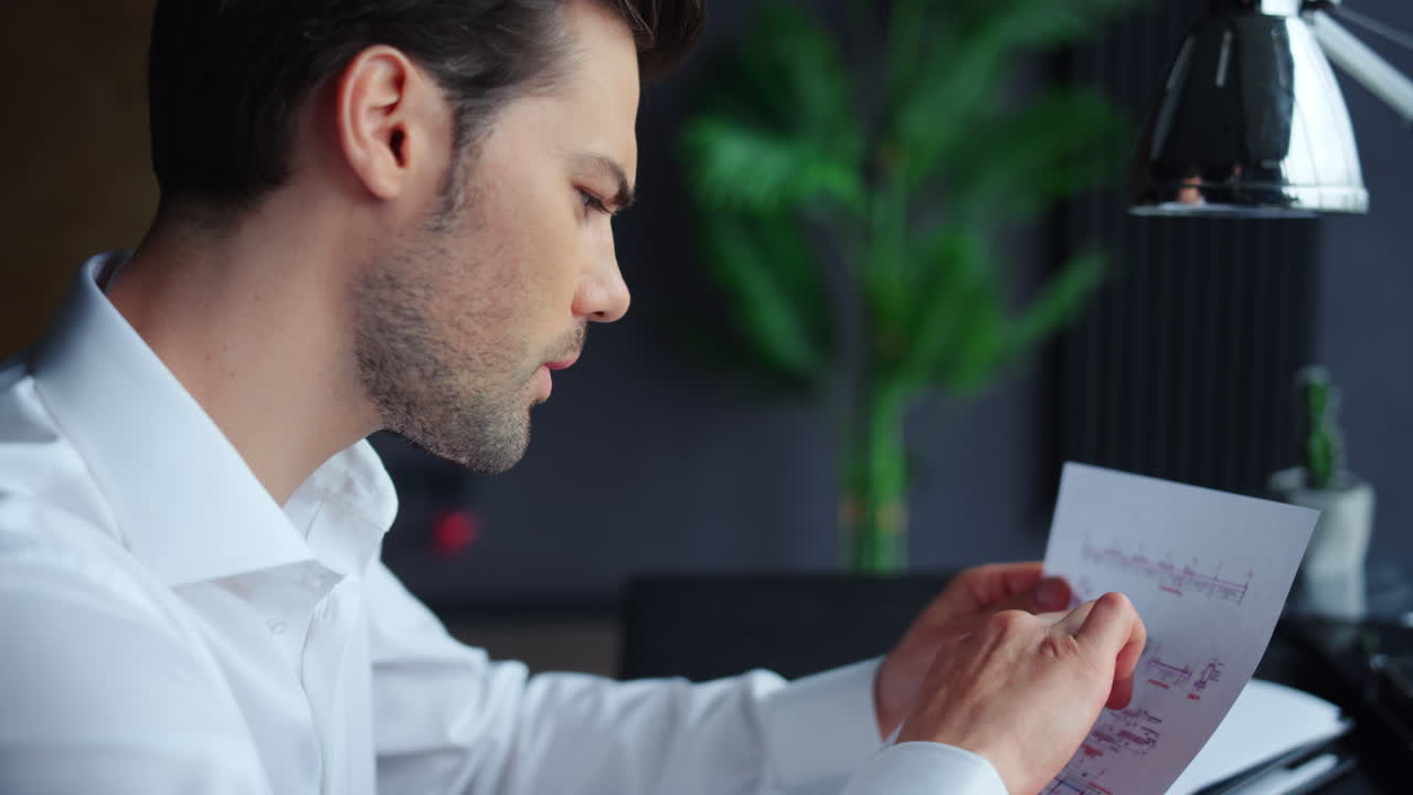 hombre de negocios mirando informes en el lugar de trabajo. analista leyendo un documento de negocios