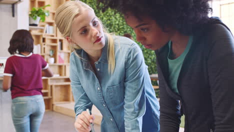 colaboración, trabajo en equipo y equipo de mujeres diseñadoras