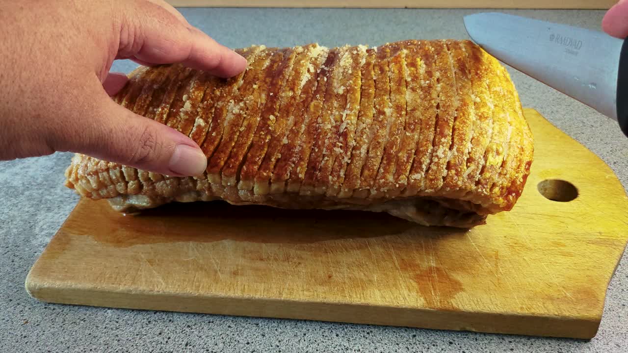 4K60 Taglio dell'arrosto di maiale con cotenna croccante prima di servirlo, delizioso cibo tradizionale danese