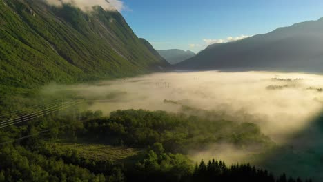 Niebla-Matutina-Sobre-El-Valle-Entre-Las-Montañas-A-La-Luz-Del-Sol.-Niebla-Y-Hermosa-Naturaleza-De-Imágenes-Aéreas-De-Noruega.