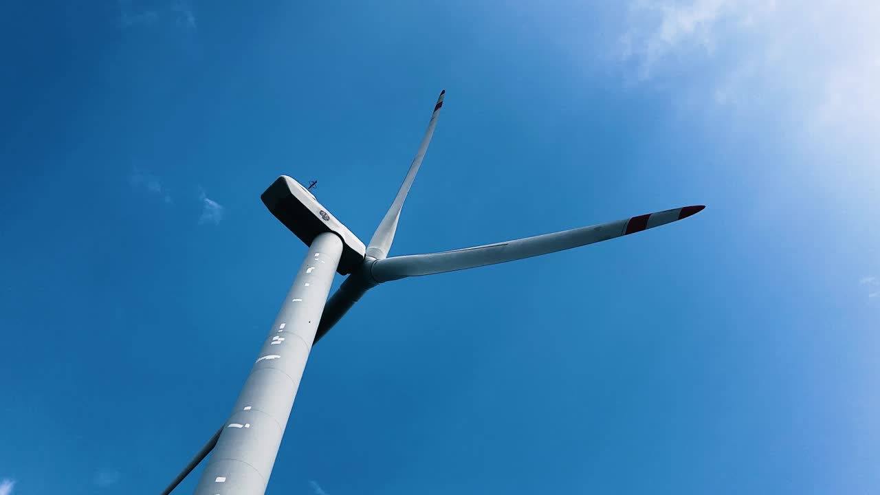 은 파란 하늘에  풍력 터빈 - 람다 풍력 발전소 홍콩