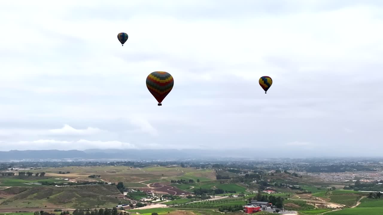 캘리포니아 테메쿨라 위를 떠다니는 열기 풍선, 다채로운 아침 풍경을 바라보는 공중 전망