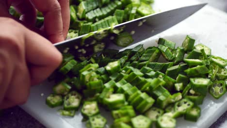 cortar el okra