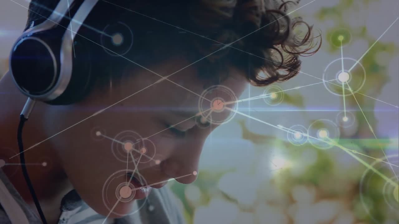 animación de la red de conexiones a través de un niño caucásico con auriculares y teléfono inteligente