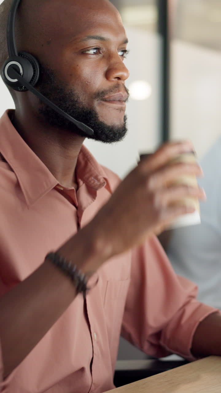Pria Afro-Amerika Bekerja dengan Headset Sambil Minum Kopi