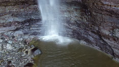 cierre panorámico de la entrada natural donde termina la cascada, creando una piscina de agua
