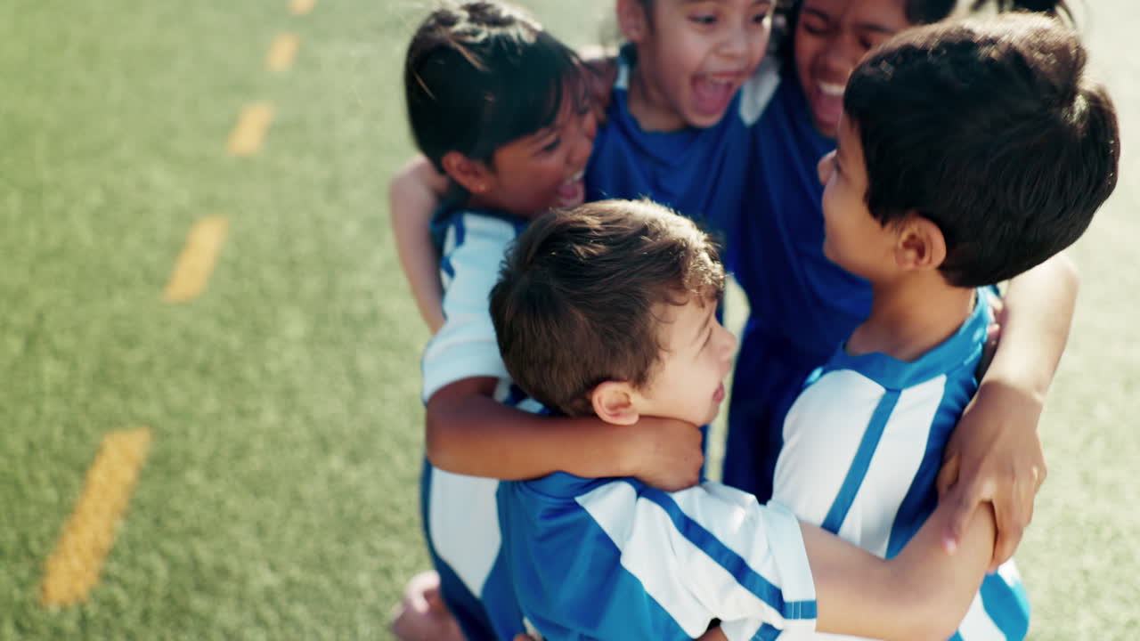 arriba y los niños en un campo de fútbol
