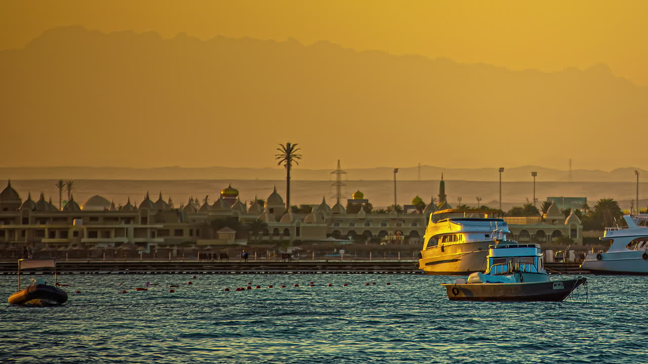lapso de tiempo de estacionamiento de barcos y yates al amanecer en el puerto deportivo de hurgada, egipto, mar rojo