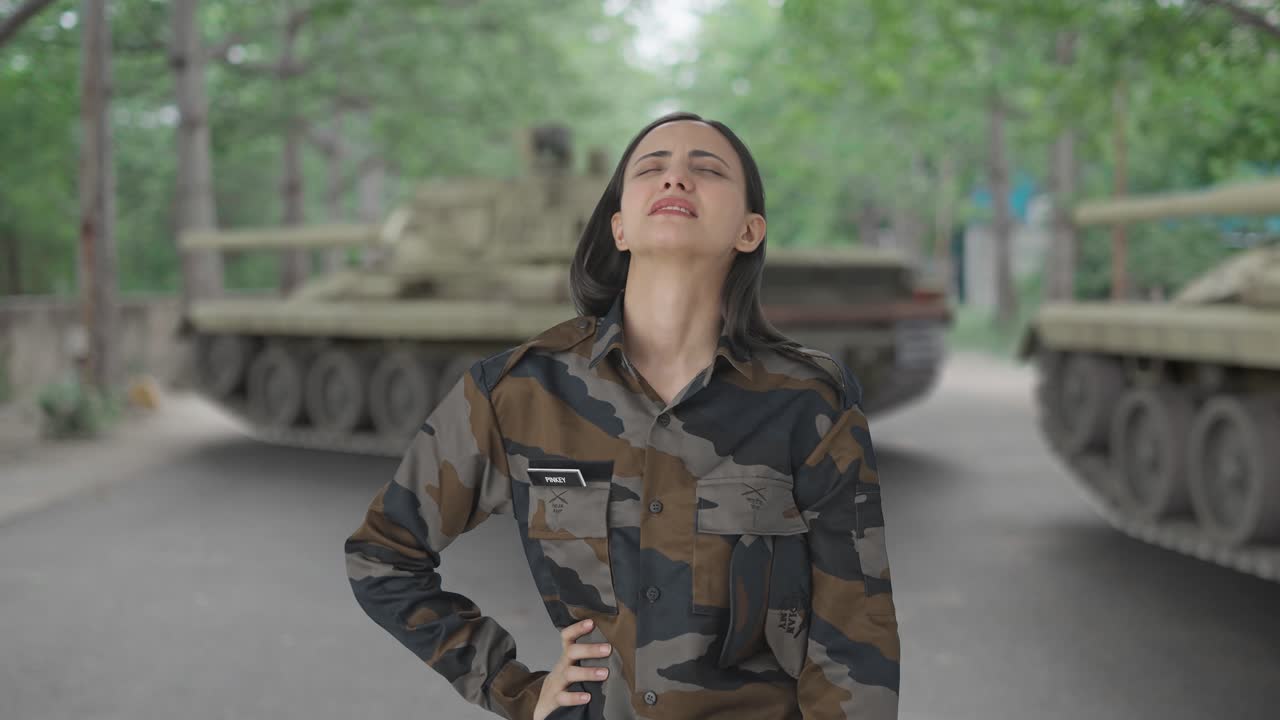 Ufficiale donna dell'esercito indiano stressata e tesa