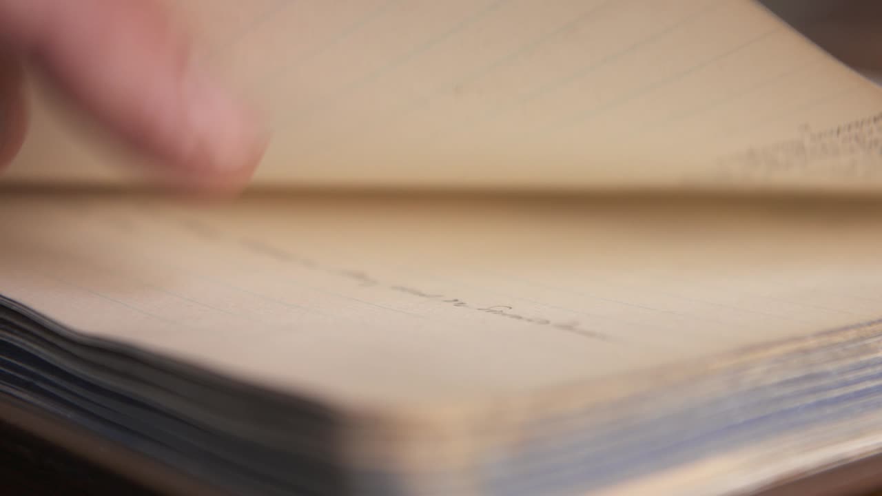 Un uomo esamina alcuni vecchi libri storici in una biblioteca a Belfast.