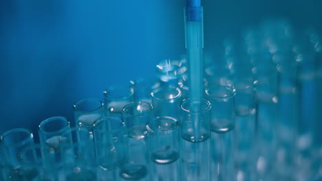 tubos de ensayo de laboratorio con pipeta
