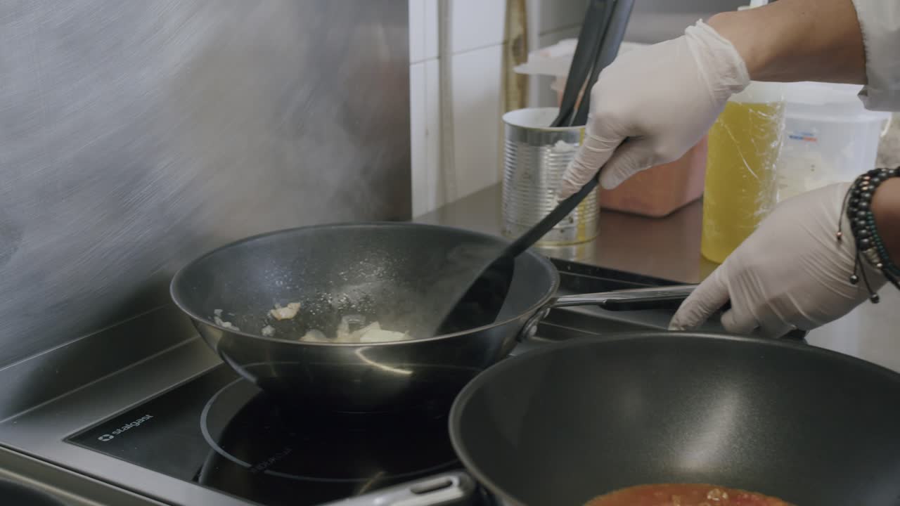 un chef italiano profesional está cocinando una salsa típica para pasta