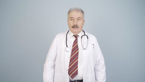 Doctor-shows-correct-coughing.