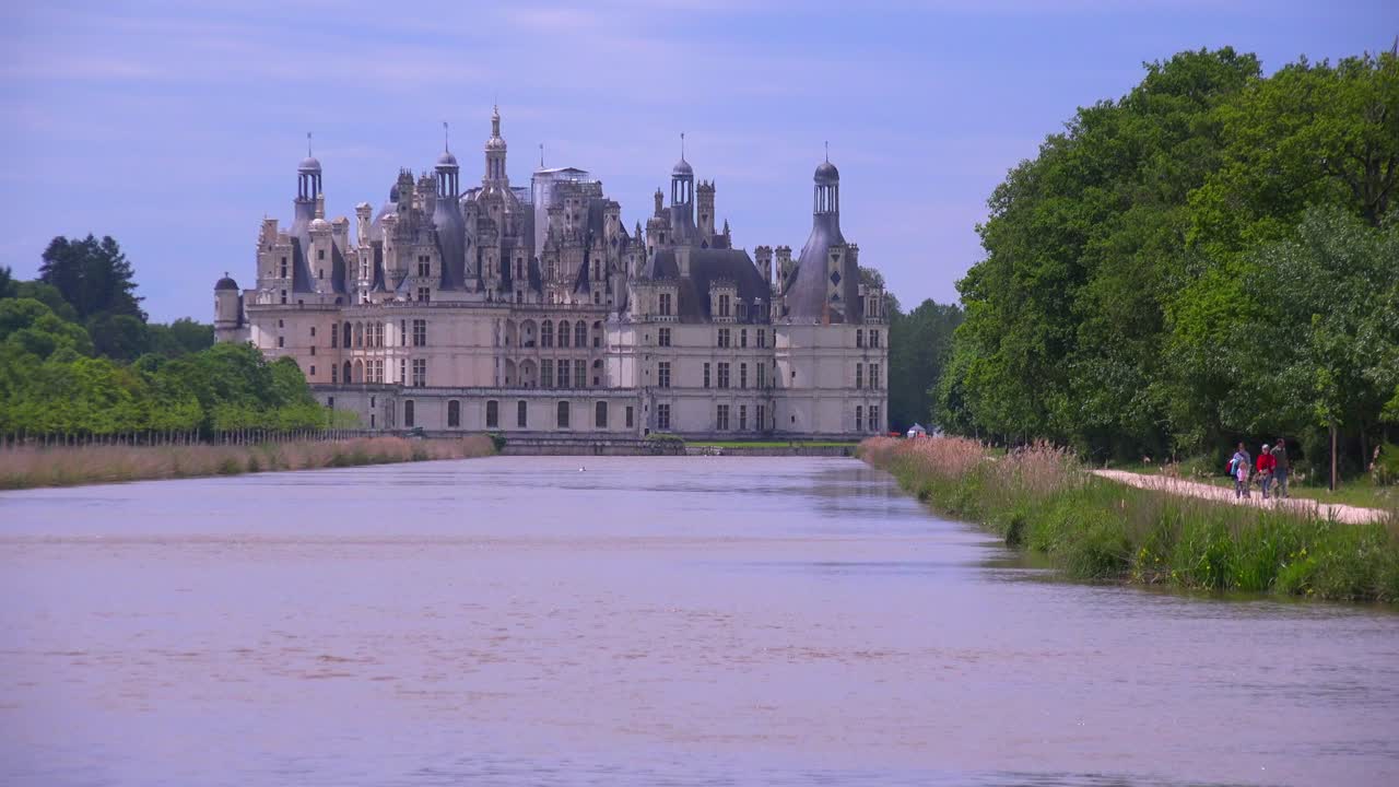 lang udsigt ned ad en kanal til det smukke slott chambord i loire-dalen i frankrig 2