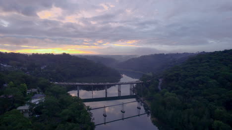 Puesta-De-Sol-Brumosa-Sobre-El-Tráfico-Del-Puente-Del-Puerto-Medio-En-Sydney