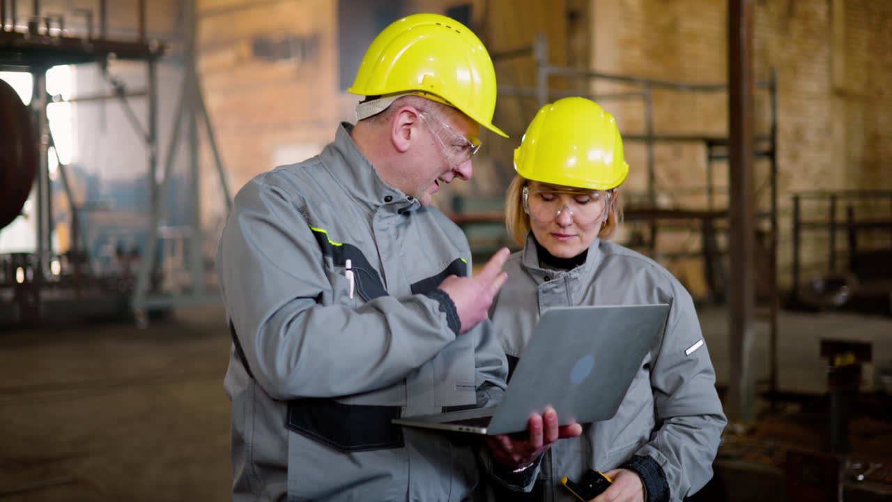 двое коллег разговаривают на работе