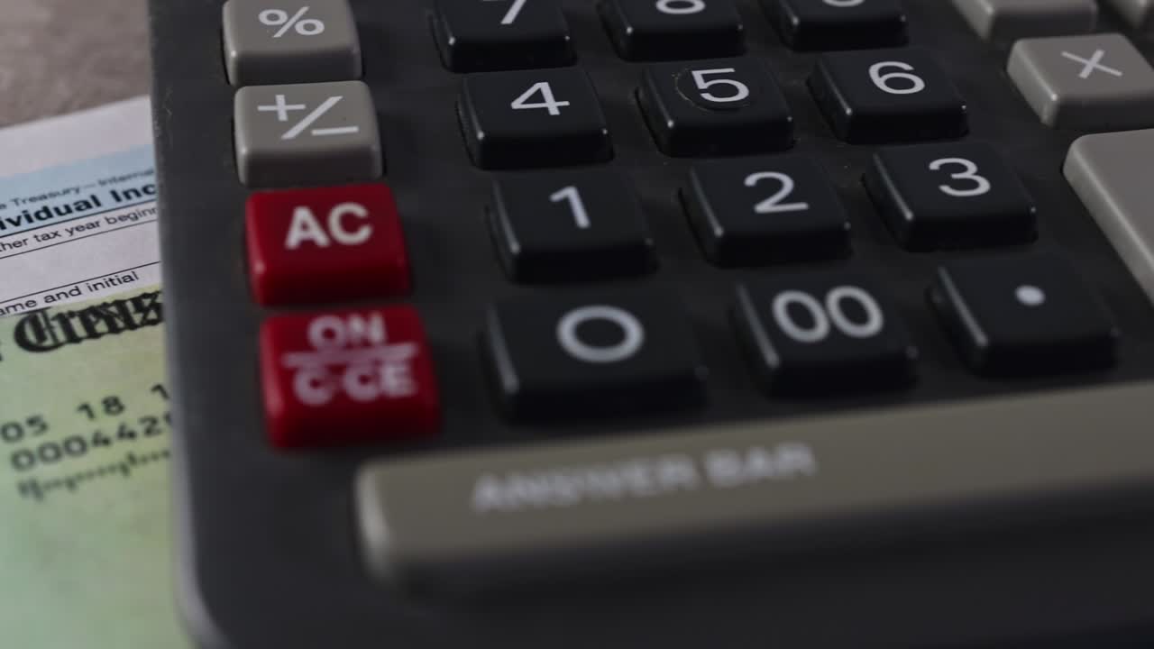 el formulario 1040 del irs con la declaración de impuestos sobre la renta individual de las facturas de dólares de estímulo económico