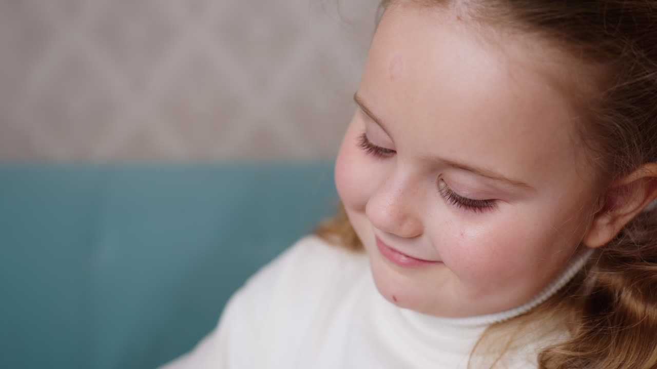 양갈래로 땋은 금발 머리를 하고 흰색 스웨터를 입은 소녀가 심각한 표정을 짓고 있고, 부모는 훈육, 권위, 양육, 소통, 아동 교육을 상징하며 소녀의 얼굴 앞에서 손가락을 들고 있어요.