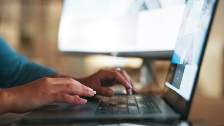 Laptop, mani e donna d'affari in ufficio