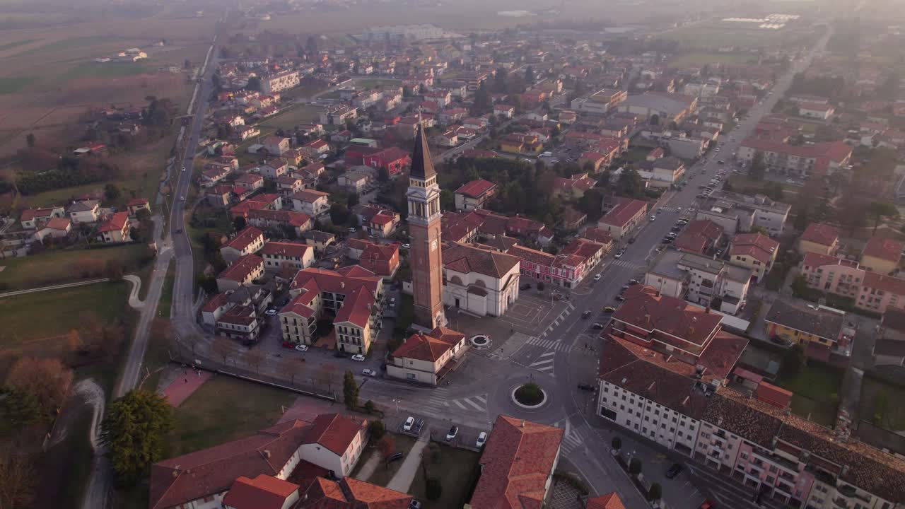 Drohnenflug um eine europäische Kirche, von nah bis fern, bei Sonnenuntergang.