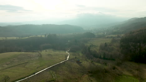 Paisaje-Rural-En-Niebla-En-Jedlina-zdroj,-Baja-Silesia,-Polonia