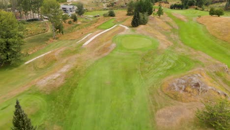 Slowmo---Fliegen-über-Golfplatz-In-Neuseeland---Antenne