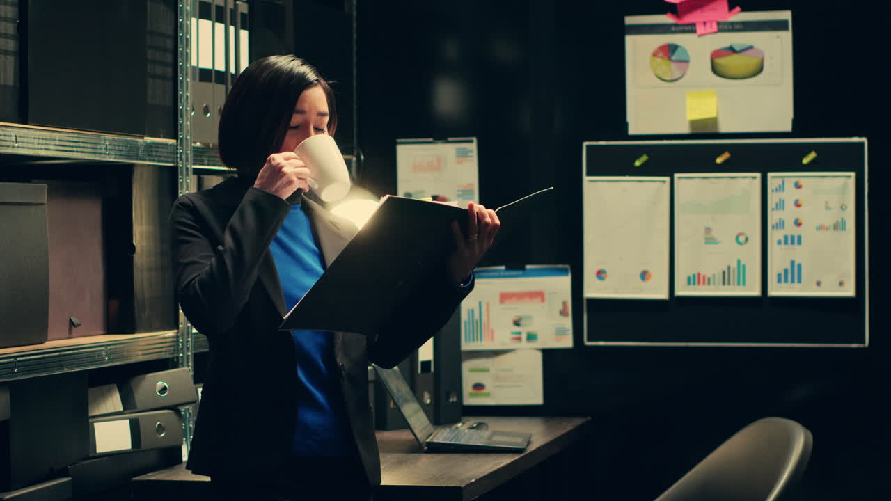 inspectora que reconstruye líneas de tiempo utilizando registros y carpetas archivadas