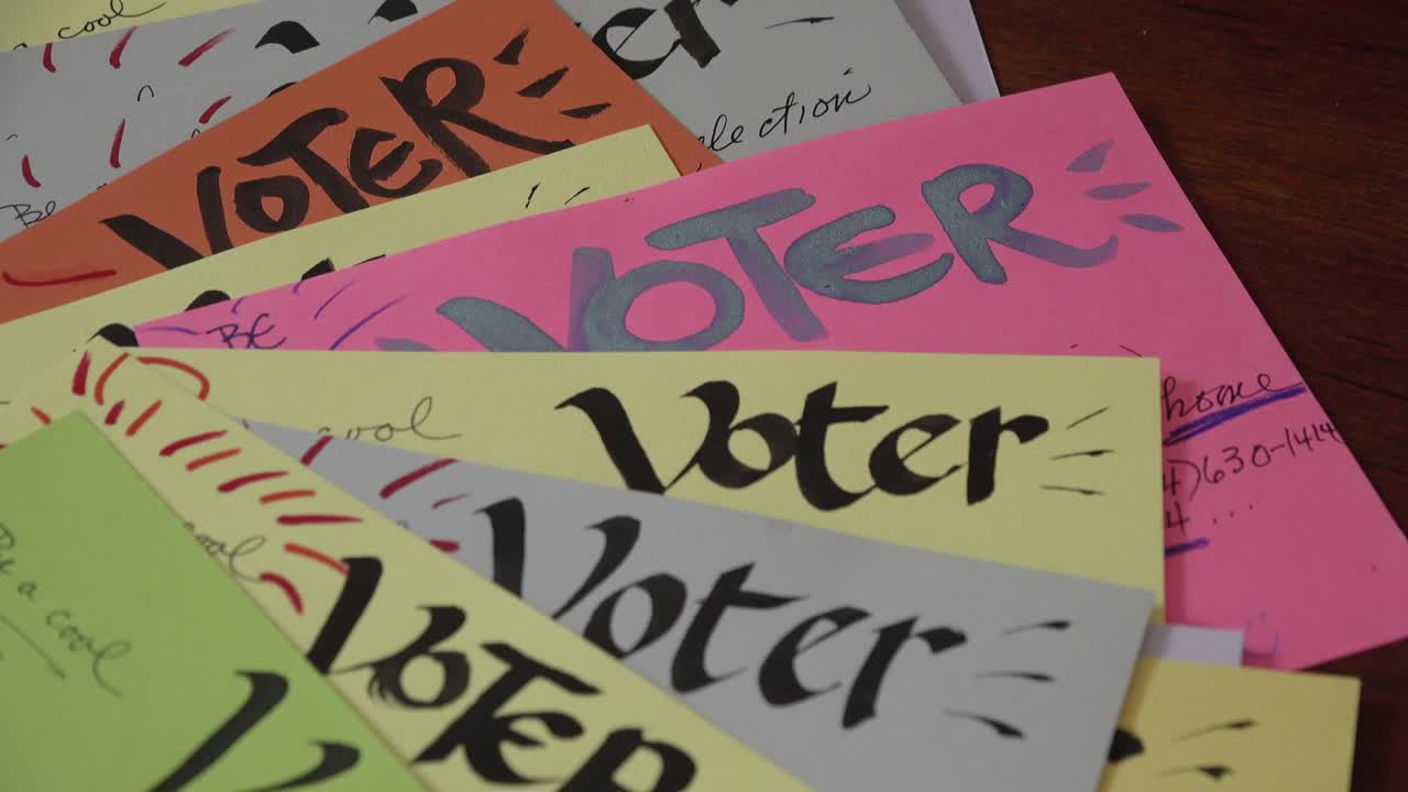 los voluntarios crean tarjetas postales caseras de recordatorio de votación para el registro de votantes antes de las elecciones de 2020